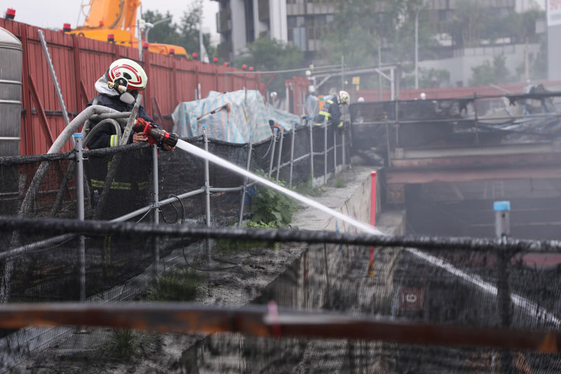 內政部國家住都中心起造的「新平好室」社會住宅新建工程13日發生火警，因地下2樓部分結構受損，考量安全疑慮，台中市消防局派員採正壓排煙及持續注水方式進行降溫。（台中市府提供）中央社記者蘇木春傳真　115年5月14日