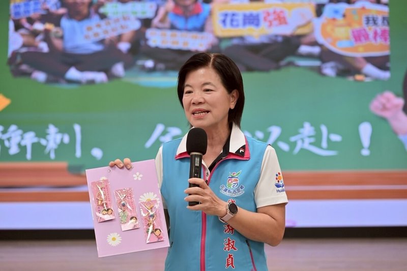吉安鄉公所4月29日邀請全縣26所國中校長及主任,發放2500份「包中狀元御守祝福禮」,近日有家長質疑,吉安鄉長游淑貞(圖)是國民黨徵召的花蓮縣長參選人,發放「御守」給吉安鄉以外的鄉鎮市,有違反行政中立的疑慮。(吉安鄉公所提供)中央社記者張祈傳真 115年5月14日