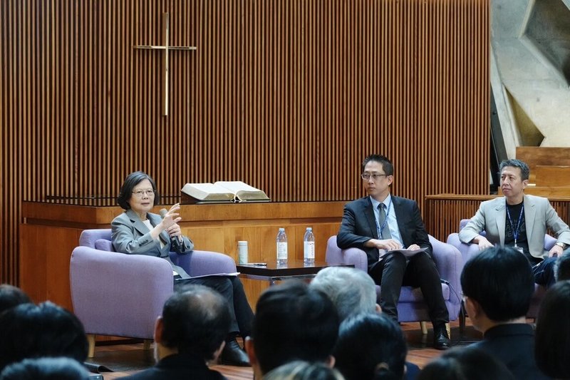 前總統蔡英文（左）14日赴台中東海大學演講，東海政治系主任張峻豪（右2）、中國大陸研究中心主任林子立（右）會中提問川習會與兩岸局勢等議題，蔡英文發表自身看法與師生交流。（東海大學提供）中央社記者趙麗妍傳真　115年5月14日