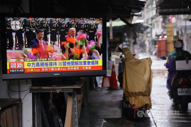 美國總統川普和中國國家主席習近平14日在北京人民大會堂會面，習近平在北京人民大會堂東門外廣場舉行歡迎儀式。圖為台北市萬華區1間電器行播放即時新聞。中央社記者裴禛攝　115年5月14日