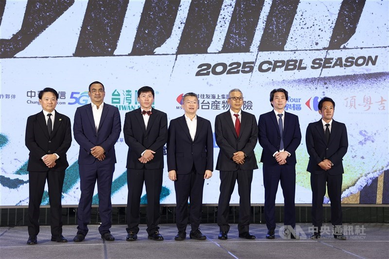 圖為2025年中職新人球員選拔會，中職會長蔡其昌（中）與6隊總教練合影。 （中央社檔案照片）