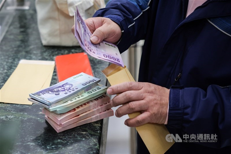 金管會統計截至3月底止，本國銀行對中小企業放款餘額達新台幣11兆393億元，月增1069億元，創10年來同期新高，首季放款餘額增加1508億元，增額也寫下10年同期次高。（中央社檔案照片）
