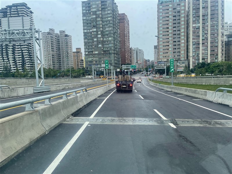 新北市政府14日表示,目前在新北捷運淡水輕軌辦公室設置淡江大橋監控中心,透過即時影像監視器、路況與行車速率大數據分析等,24小時全方位掌握交通路況。圖為淡江大橋往淡水方向。 (新北市交通局提供) 中央社記者黃旭昇傳真 115年5月14日