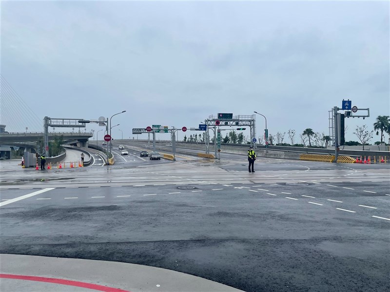 新北市政府目前在新北捷運淡水輕軌辦公室設有淡江大橋監控中心,可全方位掌握大橋交通路況,同時也配置警力、工程車,隨時維修或調整交通號誌,並由警方疏導交通。圖為淡江大橋起點往八里方向。 (新北市交通局提供) 中央社記者黃旭昇傳真 115年5月14日