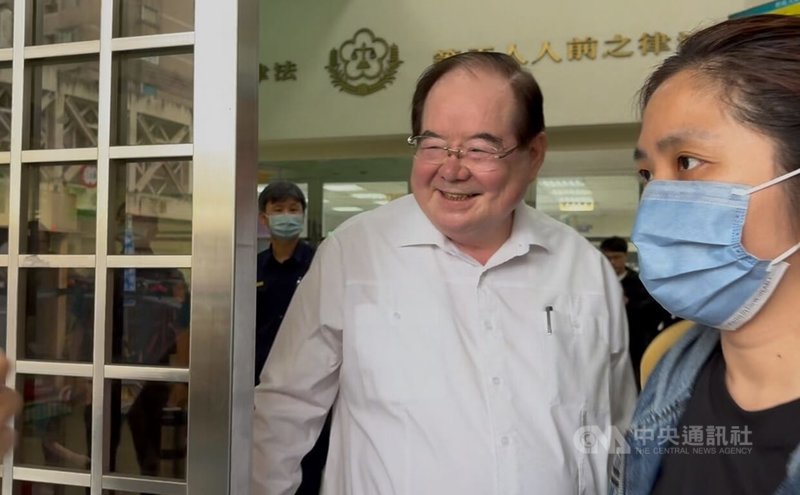 國民黨副主席李乾龍座車疑被裝追蹤器且收到恐嚇信，新北檢14日傳喚李乾龍（左）到案說明，訊後李乾龍面帶微笑離開。中央社記者曹亞沿攝 115年5月14日