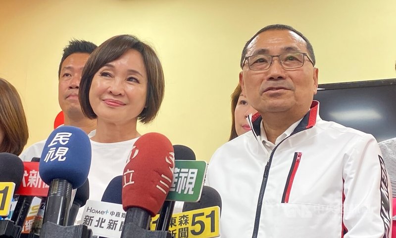 國民黨立委柯志恩（前左）14日參訪新北市板橋區新板公共托育中心後，與市長侯友宜（前右）接受媒體聯訪。中央社記者黃旭昇攝　115年5月14日