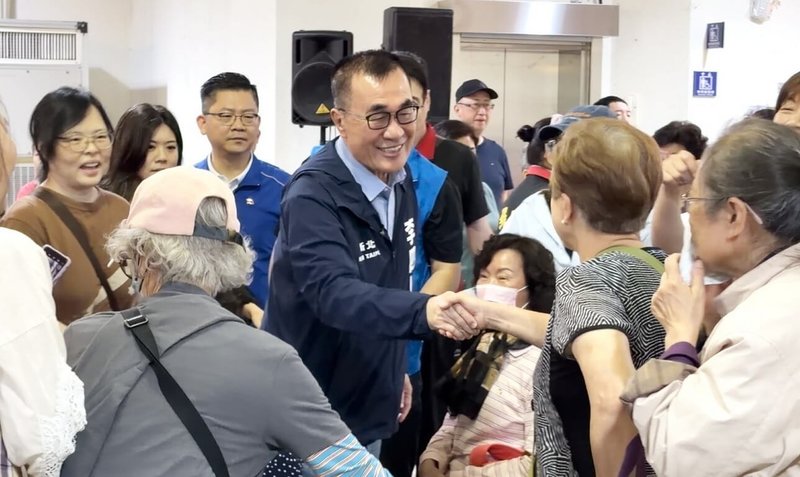 國民黨新北市長參選人李四川（中）14日前往新店區與基層鄉親座談，並親切與熱情民眾握手致意，爭取支持。（李四川競選辦公室提供）中央社記者黃旭昇傳真　115年5月14日
