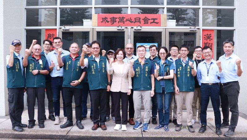 台中市長參選人、民進黨立委何欣純（前右6）14日拜會漢翔航空工業公司企業工會，與理事長于正道（前左4）及工會幹部座談交流，並呼籲朝野共同支持國防產業自主。（何欣純辦公室提供）中央社記者蘇木春傳真　115年5月14日