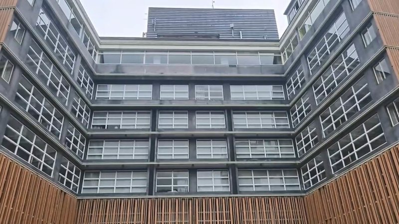 鄭姓男子的妻子與小姨子今年2月間到宜蘭某飯店（圖）大眾池泡湯，發現有人持手機伸入門簾疑偷拍。鄭男認為飯店門禁管理有嚴重疏失，且妻子於事發後患上憂鬱症，因而向飯店提出賠償。（讀者提供）中央社記者王朝鈺傳真　115年5月14日