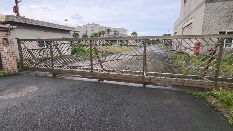 基隆地檢署偵辦和平島水資源回收中心遭傾倒廢棄物案，14日搜索市府工務處、水資源回收中心等處，並以被告身分約談下水道科高姓科長等人釐清案情。（讀者提供）中央社記者王朝鈺傳真　115年5月14日