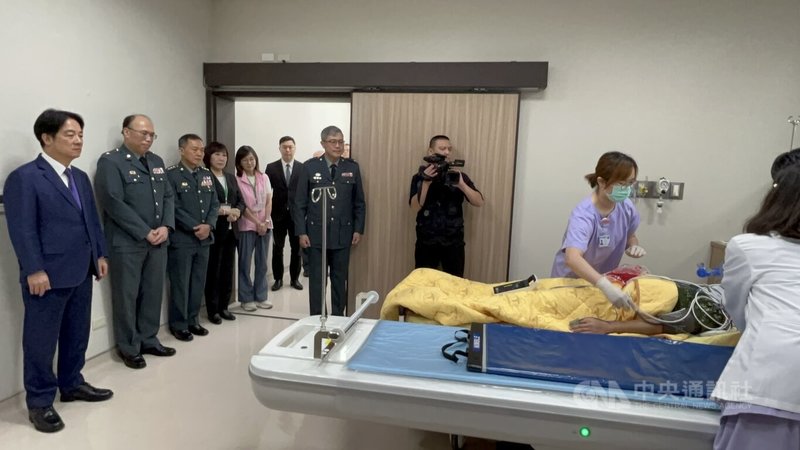 國軍桃園總醫院急重症醫療大樓14日落成啟用,總統賴清德(左1)出席典禮後在內部進行視察。中央社記者葉臻攝 115年5月14日