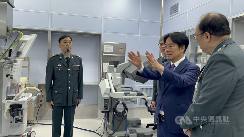國軍桃園總醫院急重症醫療大樓14日落成啟用，總統賴清德（右2）出席典禮後在內部進行視察，並與相關人員交流。中央社記者葉臻攝 115年5月14日