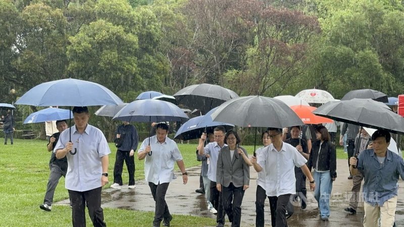 前總統蔡英文（前左3灰外套者）14日到東海大學演講，主題為「政治，離我們很遠嗎」，分享人生觀及如何透過溝通帶領執政團隊克服難題。中央社記者趙麗妍攝　115年5月14日