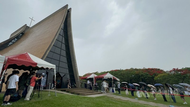 前總統蔡英文14日到東海大學演講，學生報名踴躍，現場有許多人候補，學生們撐傘排隊進入教堂聆聽演講。中央社記者趙麗妍攝 115年5月14日