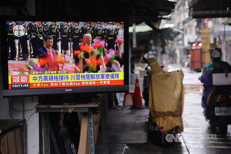 美國總統川普和中國國家主席習近平14日在北京人民大會堂會面，習近平在北京人民大會堂東門外廣場舉行歡迎儀式。圖為台北市萬華區1間電器行播放即時新聞。中央社記者裴禛攝　115年5月14日