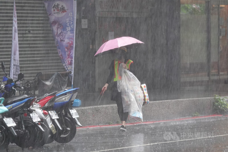 台北地區傾盆大雨。（中央社檔案照片）