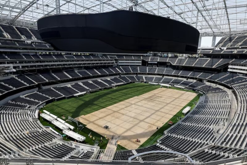 為迎接世界盃球賽，美國洛杉磯SoFi體育場（SoFi Stadium）13日在鋪設草皮。（路透社）