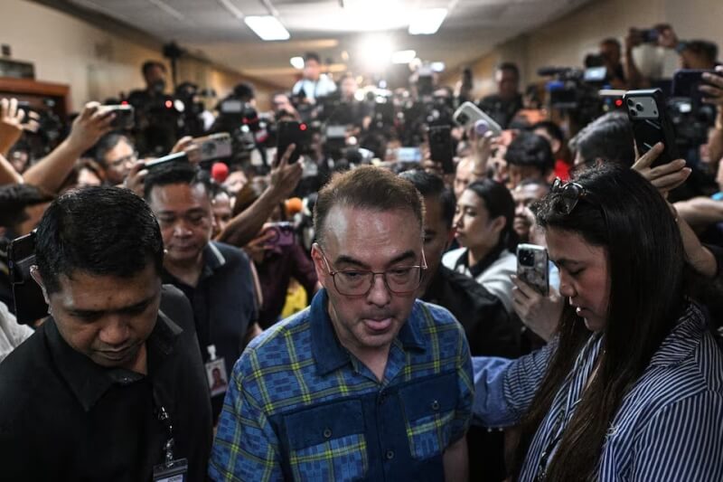 曾是杜特蒂競選搭檔的參議院議長凱耶塔諾（圖）從記者會離開。（路透社）