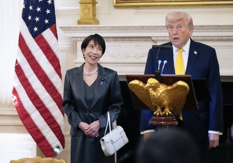 日本首相高市早苗（左）今年3月訪美，在白宮晚宴上觀看美國總統川普（右）發表談話。（共同社）