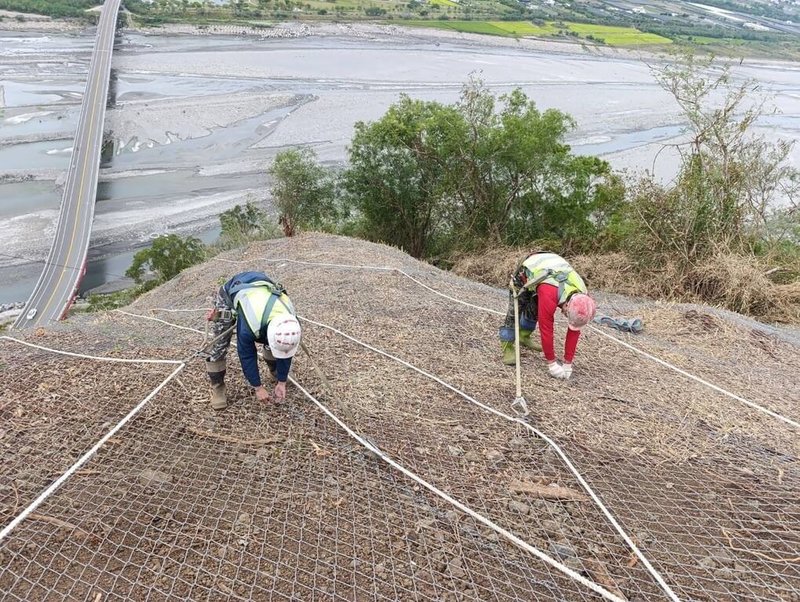 台東縣卑南鄉台11乙線志航路段邊坡工程，6月20日前交通管制，每天限定時段開放通行；替代路線是省道台11線。（公路局台東工務段提供）中央社記者盧太城傳真　115年5月15日