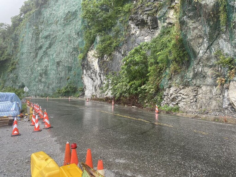 蘇花公路163公里處崇德隧道北口上邊坡有土石泥流，和仁至崇德路段中午12時15分起預警性封路，經公路局派員清理路面後，下午2時起恢復雙向通行。（公路局提供）中央社記者張祈傳真　115年5月15日