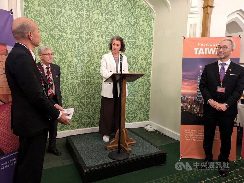 立法院長韓國瑜（左）率跨黨派立委14日參訪英國國會，英國國會友台小組在下議院舉行歡迎酒會。友台小組共同主席柴萍恩（中）致詞時重申，支持台灣參與國際，台海和平穩定對英國事關重大。中央社記者陳韻聿倫敦攝　115年5月15日