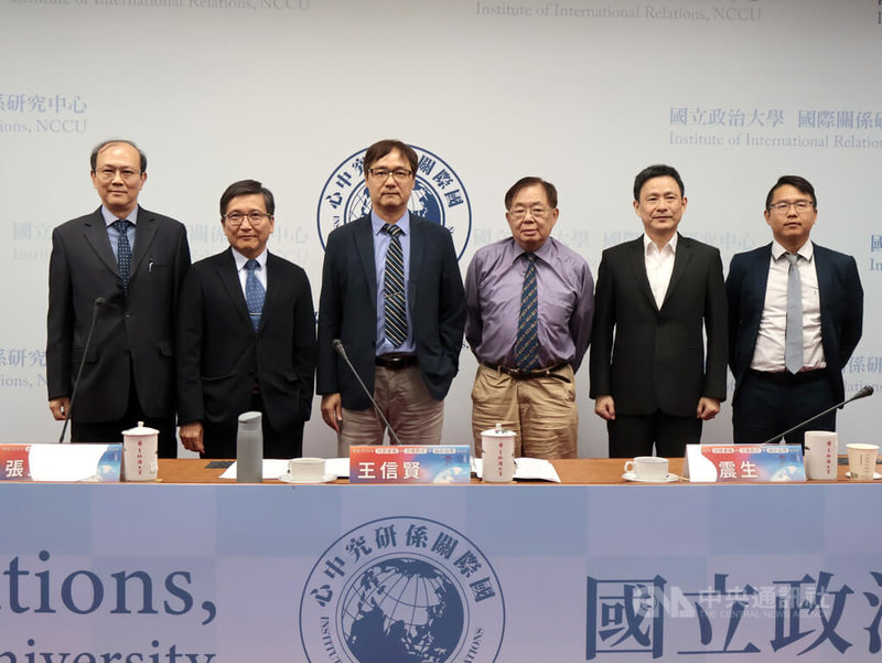 政治大學國際關係研究中心15日下午召開「解析2026年川習會後的全球秩序與兩岸局勢」座談會，台灣大學政治學系教授張登及（左起）、淡江大學兩岸關係研究中心主任張五岳、政治大學東亞研究所特聘教授王信賢、政治大學政治學系兼任教授嚴震生、國防大學中共軍事事務研究所教授馬振坤、東海大學政治學系教授邱師儀等專家學者與會。中央社記者李雅雯　115年5月15日