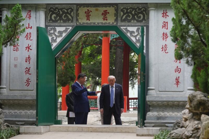 美國總統川普（右）15日在中國國家主席習近平（左）陪同下，參訪中南海。（美聯社）