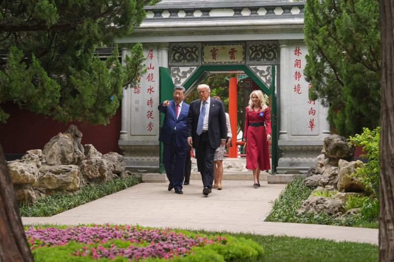 美國總統川普（前右）訪問中國，15日在北京中南海與中國國家主席習近平（前左）會晤，雙方肢體語言展現和解姿態。（美聯社）
