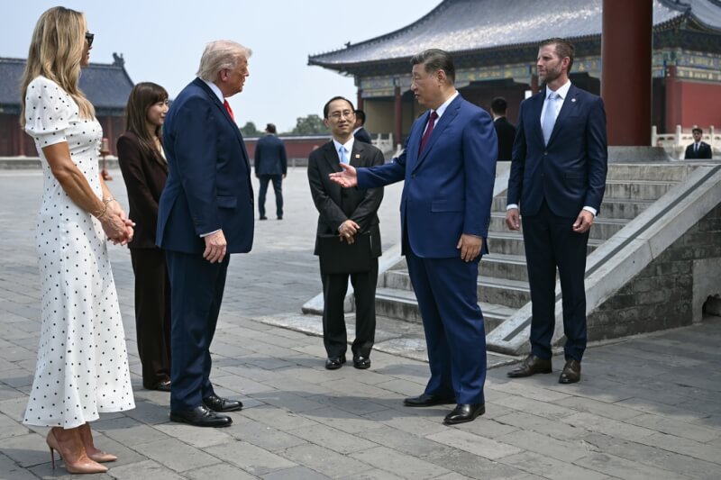 美國總統川普（左3）14日與中國國家主席習近平（右2）在參觀北京天壇時交談，川普兒子艾瑞克．川普（右1）與妻子賴拉（左1）在旁陪同。（Brendan Smialowski/Pool Photo via 美聯社）