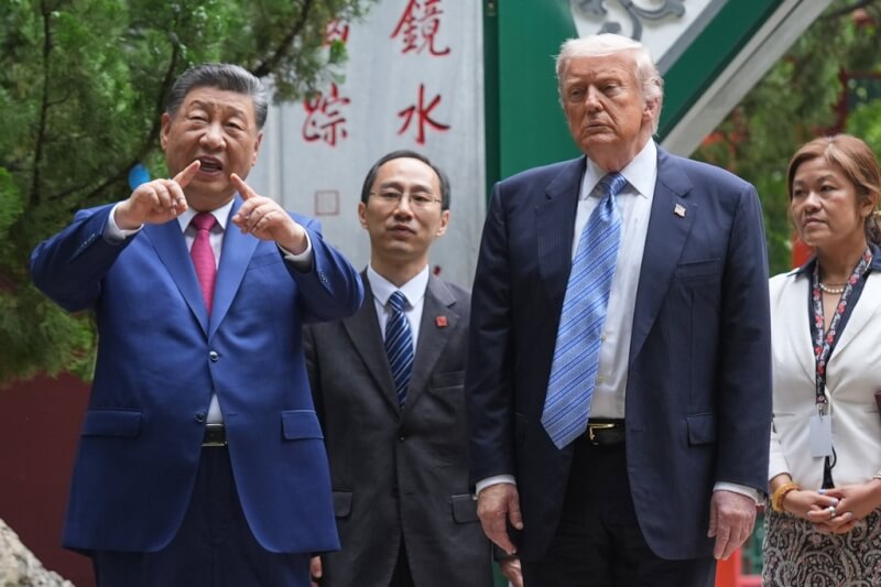 美國總統川普（前右）訪問中國，15日在北京中南海與中國國家主席習近平（前左）會晤。（美聯社）