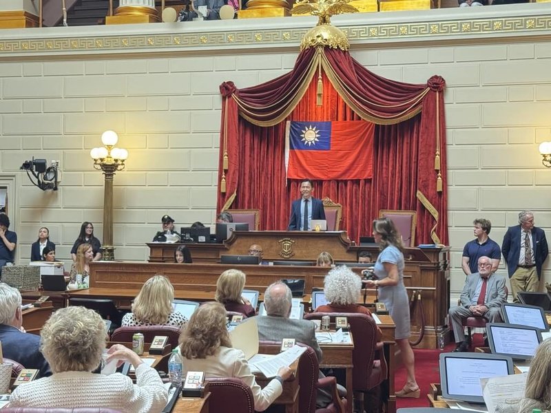 美國羅德島州議院12日通過友台決議，會場高掛中華民國國旗，駐波士頓辦事處長廖朝宏在主席台上感謝州議員長期對台支持。（駐波士頓辦事處提供）中央社記者廖漢原紐約傳真　115年5月15日