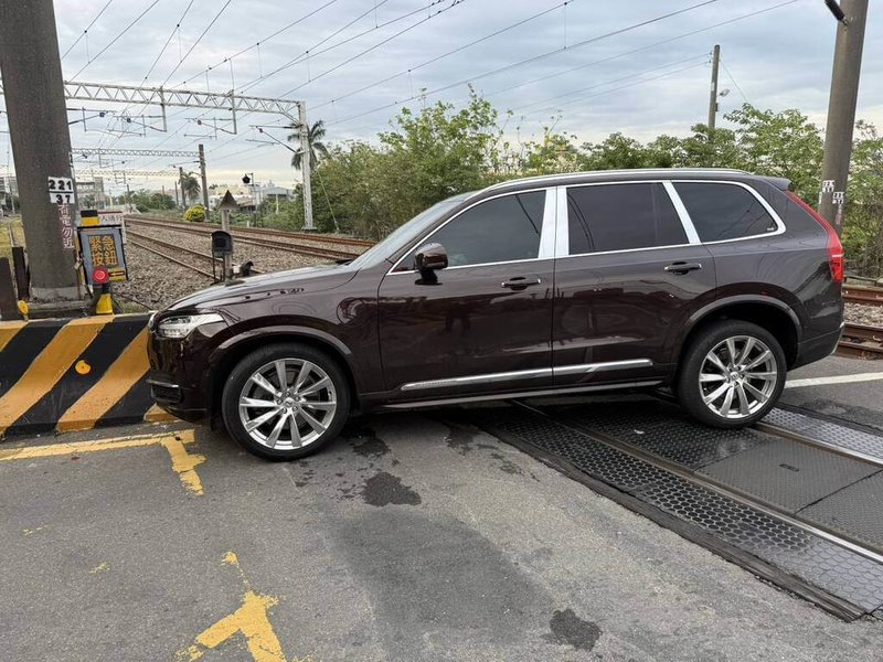 80歲林姓老翁15日清晨駕駛休旅車行經彰化縣花壇鄉花秀路平交道，疑精神不佳自撞平交道水泥護欄。（民眾提供）中央社記者蕭博陽彰化縣傳真　115年5月15日