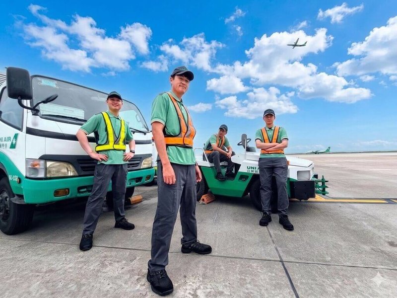 立榮航空15日宣布，勤務服務團隊全面更換新制服，上衣採機能性POLO衫剪裁，夏季款以「松霧綠」為主基調，選用高機能冷感排汗布料，減輕員工在高溫機坪作業時的悶熱與負擔。（立榮航空提供）中央社記者黃巧雯傳真　115年5月15日