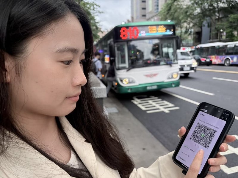 新北市政府交通局宣布，15日起雙北市區公車、台北捷運與新北捷運環狀線開放使用LINE Pay Money交通乘車碼。（交通局提供）中央社記者曹亞沿傳真　115年5月15日