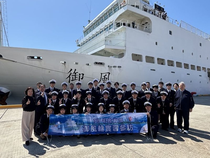 教育部實習船「御風輪」11日至13日首度航抵日本四國愛媛縣松山港，成為台灣實習船首次停靠日本四國地區。教育部技職司長楊玉惠（前排左1）與國立弓削商船高等專門學校師生合影。（駐大阪辦事處提供）中央社記者戴雅真東京傳真 115年5月15日
