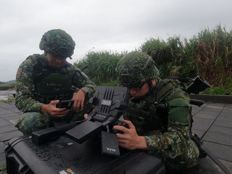 陸軍東引地區指揮部日前實施忠義操演，模擬敵軍從東引島澳底地區登陸進犯，無人機發揮偵察敵情作用。圖為國軍操作無人機。（陸軍東引地區指揮部提供）中央社記者潘欣彤傳真　115年5月15日