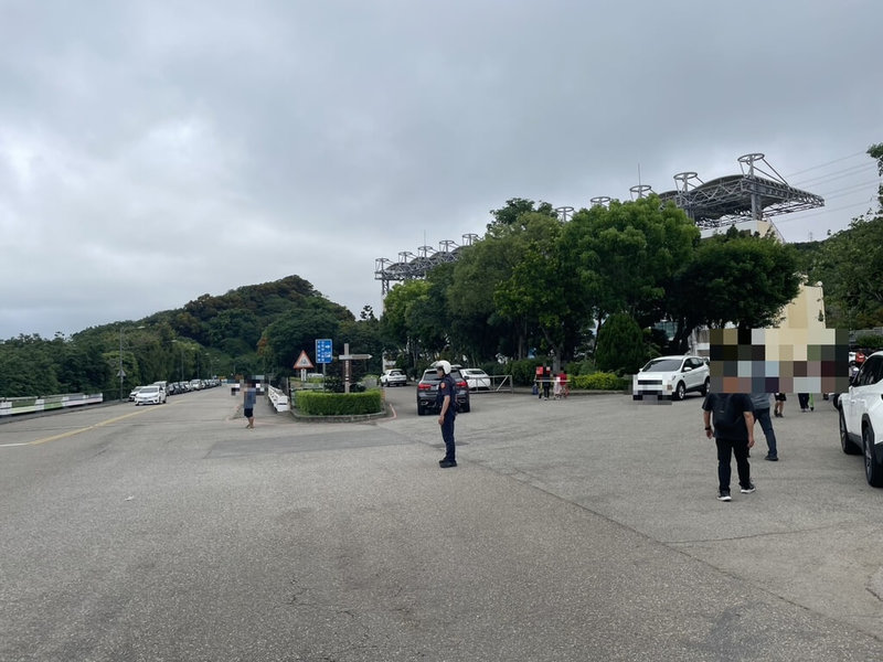 台中市清水區鰲峰山公園「谷溜遊戲場」吸引人潮湧入，清水警分局規劃「免塞車交通接駁與停車攻略」，並在例假日進行交通指揮以疏導人車。（民眾提供）中央社記者趙麗妍傳真 115年5月15日