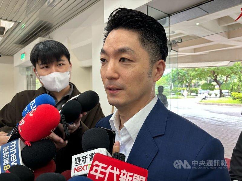 民主進步黨台北市長參選人沈伯洋稱雙城論壇效益低，台北市長蔣萬安（前）15日上午在台北市議會受訪回應。中央社記者陳昱婷攝　115年5月15日