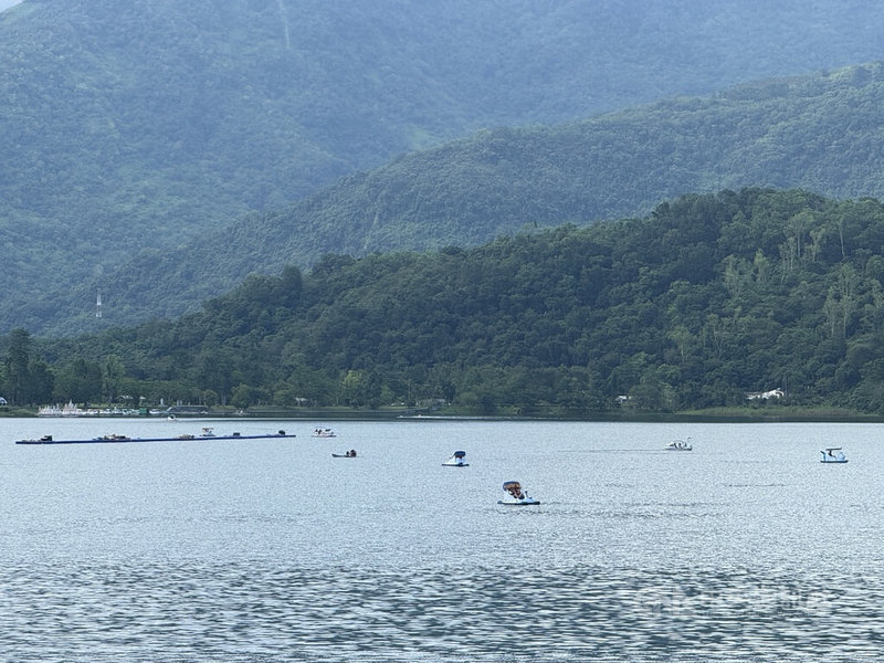 花蓮鯉魚潭天鵝腳踏船翻覆，造成9歲男童溺斃，事發後水域遊憩活動暫停近3個月。花蓮縣政府府15日表示，143艘船陸續將進行安全檢驗，有望6月恢復營業。中央社記者張祈攝　115年5月15日
