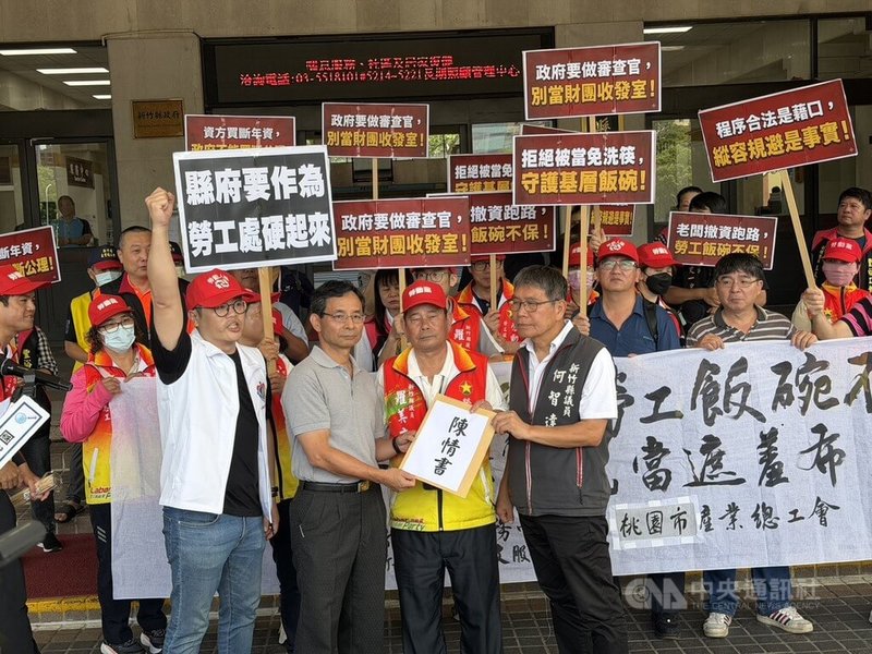 輪胎大廠「普利司通」宣佈關閉新竹廠並解僱551名員工，勞動黨新竹縣議員羅美文（前右2）15日邀集相關工會等至新竹縣政府舉牌、拉布條表訴求，並遞交陳情書。中央社記者郭宣彣攝　115年5月15日
