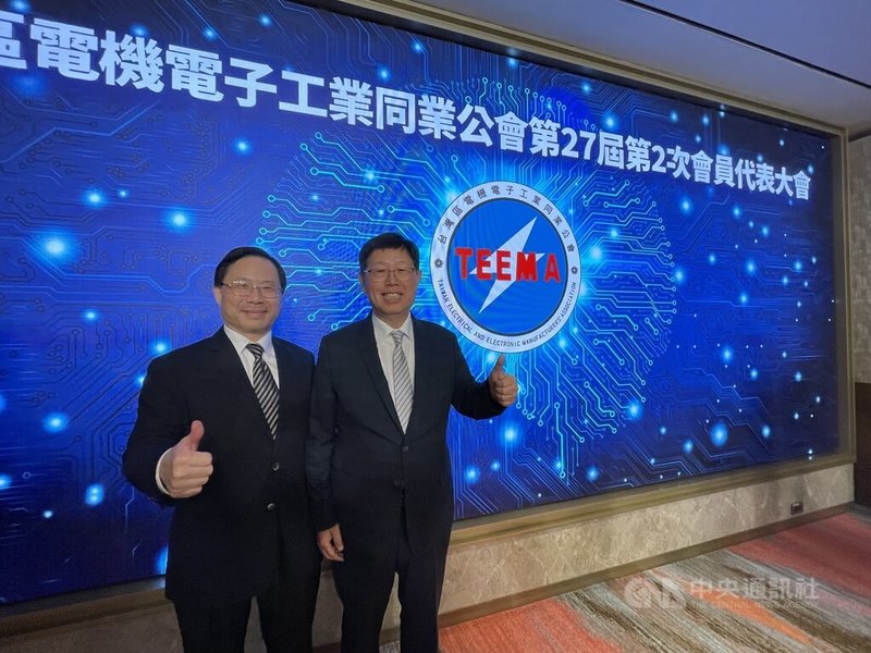 電電公會15日下午舉行會員代表大會，理事長劉揚偉（右）表示，主權AI已發展為主權AI資料基礎設施（sovereign AI data Infrastructure），不僅是AI資料中心，相關AI供應鏈也需要在地化，這股趨勢不僅在美國市場，歐洲市場也強調供應鏈在地化發展。中央社記者鍾榮峰攝　115年5月15日