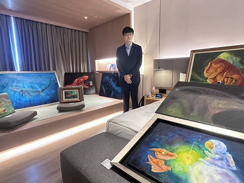 2026承億亞灣藝術節15日起一連3天在高雄承億酒店舉辦,以「藝術,正在進場」為主題,用40間客房打造藝術盛會。圖為藝術家黃冠連作品於展間呈現。中央社記者林巧璉攝 115年5月15日