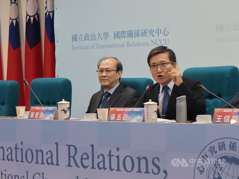 政治大學國際關係研究中心15日下午召開「解析2026年川習會後的全球秩序與兩岸局勢」座談會，淡江大學兩岸關係研究中心主任張五岳（右）、台灣大學政治學系教授張登及（左）與會。中央社記者李雅雯攝　115年5月15日
