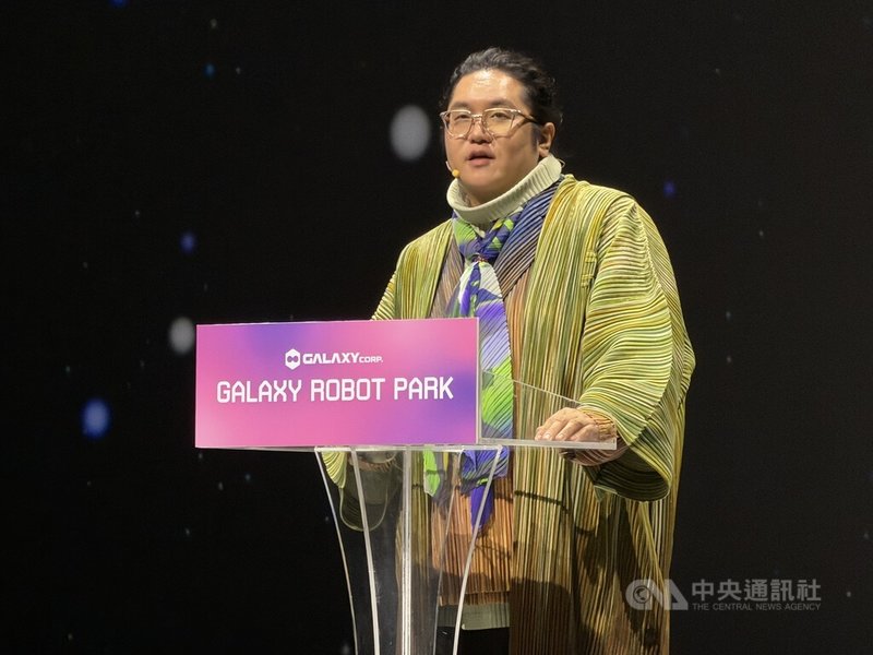 韓國歌手G-Dragon所屬的經紀公司Galaxy Corporation打造了一座結合機器人技術的娛樂科技空間GALAXY ROBOT PARK,15日正式在首爾開幕。代表崔龍湖(圖)表示,計劃核心的K-pop機器人會先在場館常設公演,未來計劃擴展至全球巡演。中央社記者楊啟芳首爾攝 115年5月15日