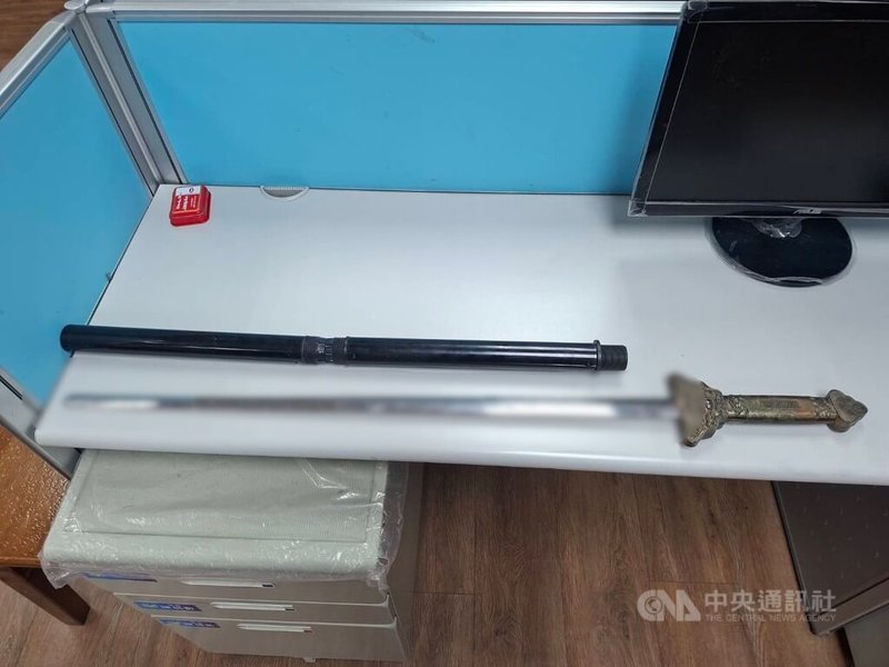 新北市新莊區15日晚間1名男子在街上揮舞長刀疑要砍人，警消破門將男子壓制逮捕送辦，並查扣長刀等證物。（翻攝畫面）中央社記者曹亞沿傳真 115年5月15日