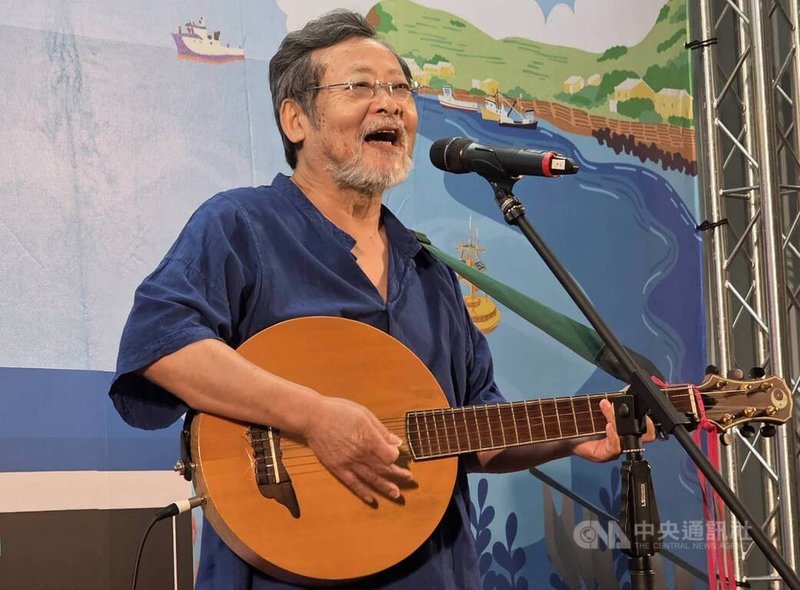 「海海人生，對澎湖起行」國家海洋研究院成果特展15日在澎湖生活博物館登場，台灣民謠大師陳明章應邀演唱新創作的曲目「青春出帆」，以歌聲傳遞對海洋的熱愛與使命。中央社  115年5月15日