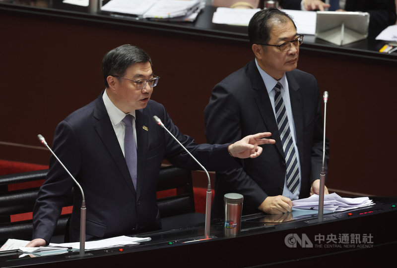 有立委質疑，最高檢主任檢察官徐錫祥代理檢察總長，恐架空立法院人事權。法務部長鄭銘謙（右）15日答詢時則強調，一定要指定代理人，否則最高檢察署無法運作，且此為循例辦理。左為行政院長卓榮泰。中央社記者張新偉攝　115年5月15日