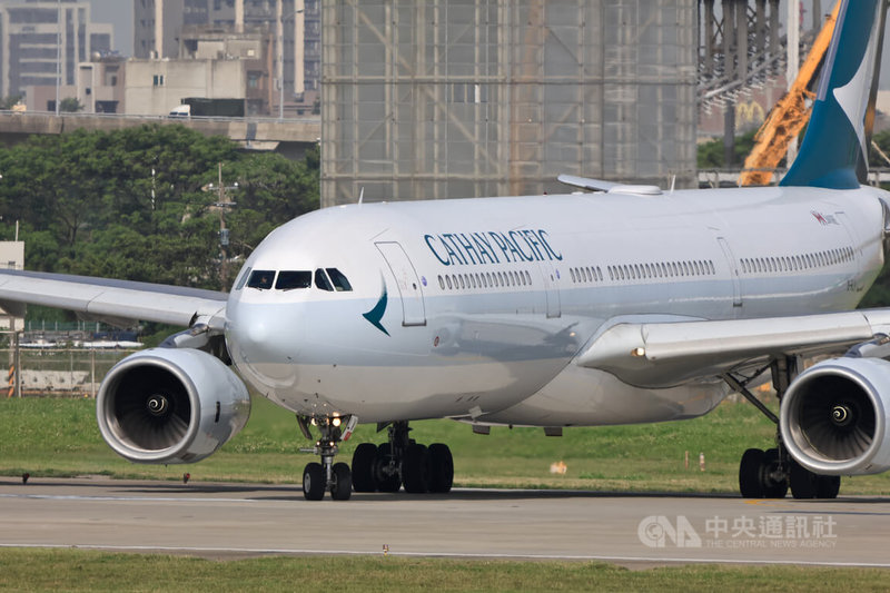國泰航空15日宣布，6月1日起，所有國泰航空航班登機閘口將於起飛前15分鐘關閉，較現行安排提早5分鐘；圖為國泰航空客機。中央社記者黃名璽攝　115年5月15日