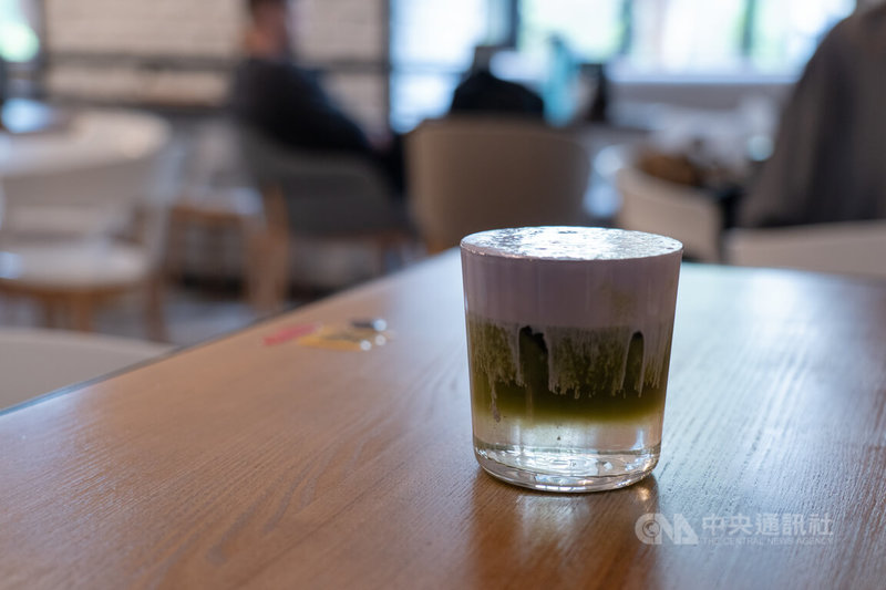 抹茶風潮同樣吹進烏克蘭。圖為烏克蘭咖啡店推出的紫薯奶蓋抹茶飲料。中央社記者陳彥婷基輔攝　115年5月15日